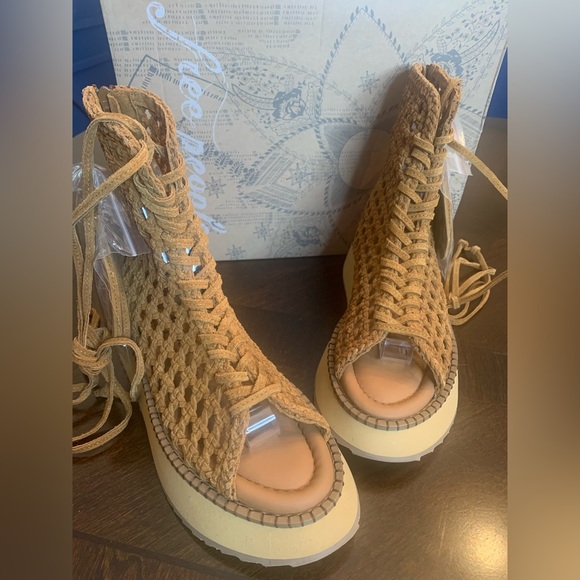 💫HP‼️💫 NIB FREE PEOPLE Luca Lace-up Sandal in Tan, Sizes 6.5 & 8 - Picture 4 of 12
